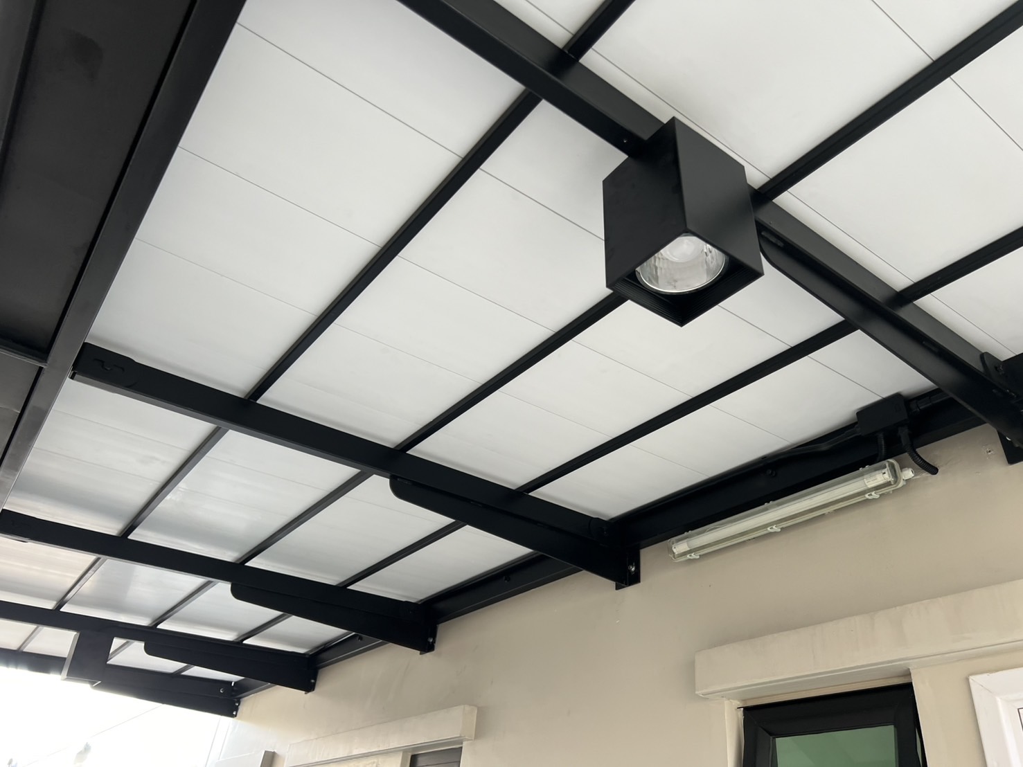 26 - https://หลังคาโรงจอดรถ.com | ช่างเอก บริการรับติดตั้งหลังคาโรงจอดรถครบวงจร ควบคุมงานโดยทีมวิศวกรมืออาชีพ พร้อมออกแบบ 3D ฟรี มีวัสดุหลายชนิดให้เลือก มั่นใจในโครงสร้างแข็งแรง สวยงาม พร้อมของแถมหลายรายการ