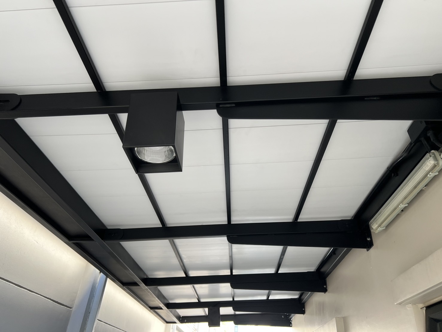 27 - https://หลังคาโรงจอดรถ.com | ช่างเอก บริการรับติดตั้งหลังคาโรงจอดรถครบวงจร ควบคุมงานโดยทีมวิศวกรมืออาชีพ พร้อมออกแบบ 3D ฟรี มีวัสดุหลายชนิดให้เลือก มั่นใจในโครงสร้างแข็งแรง สวยงาม พร้อมของแถมหลายรายการ