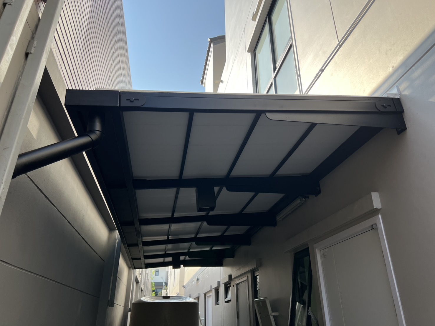 28 - https://หลังคาโรงจอดรถ.com | ช่างเอก บริการรับติดตั้งหลังคาโรงจอดรถครบวงจร ควบคุมงานโดยทีมวิศวกรมืออาชีพ พร้อมออกแบบ 3D ฟรี มีวัสดุหลายชนิดให้เลือก มั่นใจในโครงสร้างแข็งแรง สวยงาม พร้อมของแถมหลายรายการ