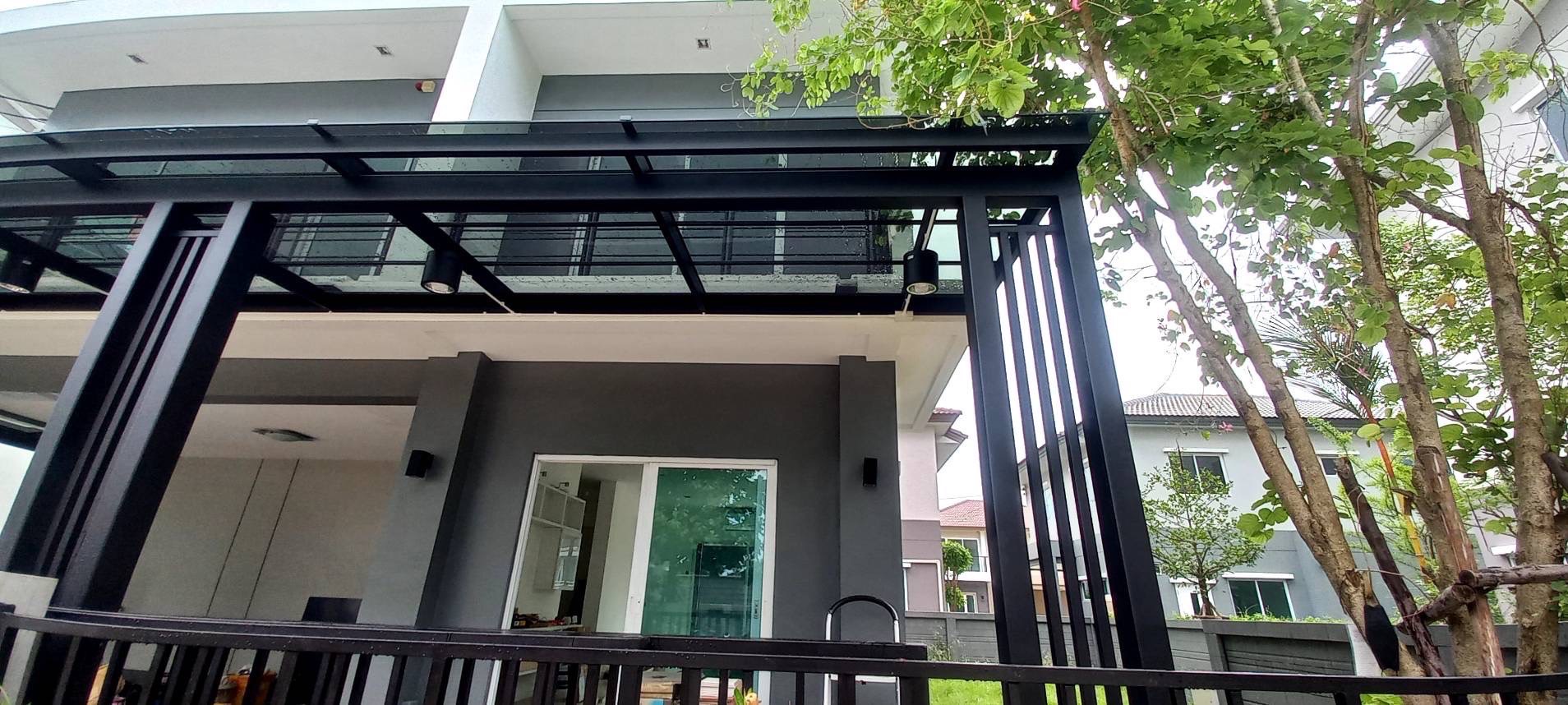 4 - https://หลังคาโรงจอดรถ.com | ช่างเอก บริการรับติดตั้งหลังคาโรงจอดรถครบวงจร ควบคุมงานโดยทีมวิศวกรมืออาชีพ พร้อมออกแบบ 3D ฟรี มีวัสดุหลายชนิดให้เลือก มั่นใจในโครงสร้างแข็งแรง สวยงาม พร้อมของแถมหลายรายการ