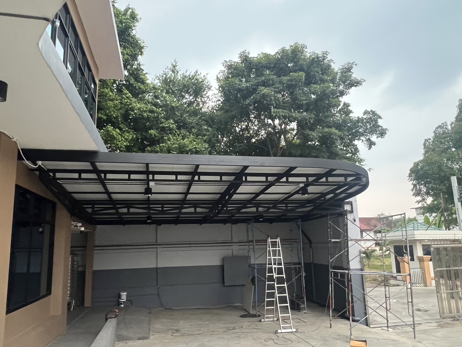 63 - https://หลังคาโรงจอดรถ.com | ช่างเอก บริการรับติดตั้งหลังคาโรงจอดรถครบวงจร ควบคุมงานโดยทีมวิศวกรมืออาชีพ พร้อมออกแบบ 3D ฟรี มีวัสดุหลายชนิดให้เลือก มั่นใจในโครงสร้างแข็งแรง สวยงาม พร้อมของแถมหลายรายการ
